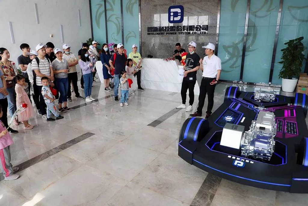 智新科技员工家属走进工厂现场感受汽车科技的魅力